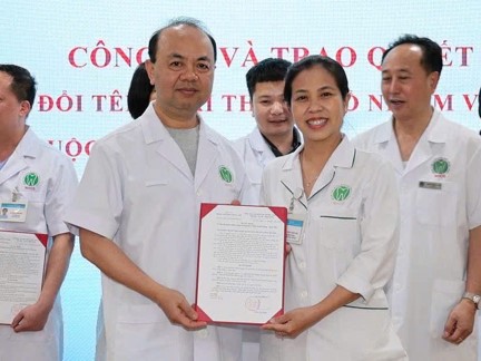 Trao quyết định bổ nhiệm cho ĐD. Phan Thanh Hoa, Điều dưỡng trưởng Khoa Phẫu thuật Miệng - Hàm Mặt.